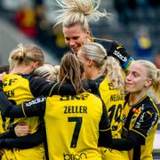  Häcken jublar efter Stine Larsens 2-1 målet.