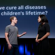 Mark Zuckerberg och frun Priscilla Chan under presentationen 2016.