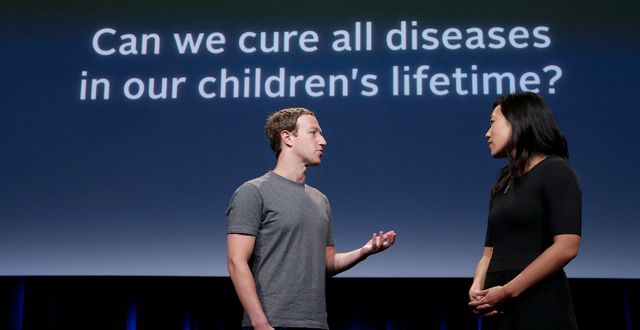 Mark Zuckerberg och frun Priscilla Chan under presentationen 2016. Jeff Chiu / TT NYHETSBYRÅN