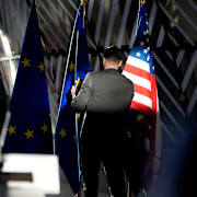 Amerikanska och europeiska flaggor i Balegien, 2023. 