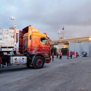 Lastbilar med humanitärt bistånd passerar gränsövergången Rafah mellan Egypten och Gazaremsan under söndagen.