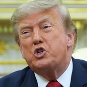 Till vänster: En person knäböjer vid platsen där en dödsskjutning ägde rum i Maine. Till höger: Donald Trump i Vita huset den 14 juli.