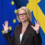 Ebba Busch (KD) och Elisabeth Svantesson (M) under gårdagens pressträff där ett stort stödpaket presenterades.