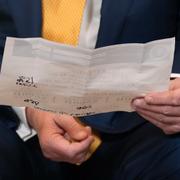 Pappret som Trump läste från när han mötte von der Leyen i Skottland. 