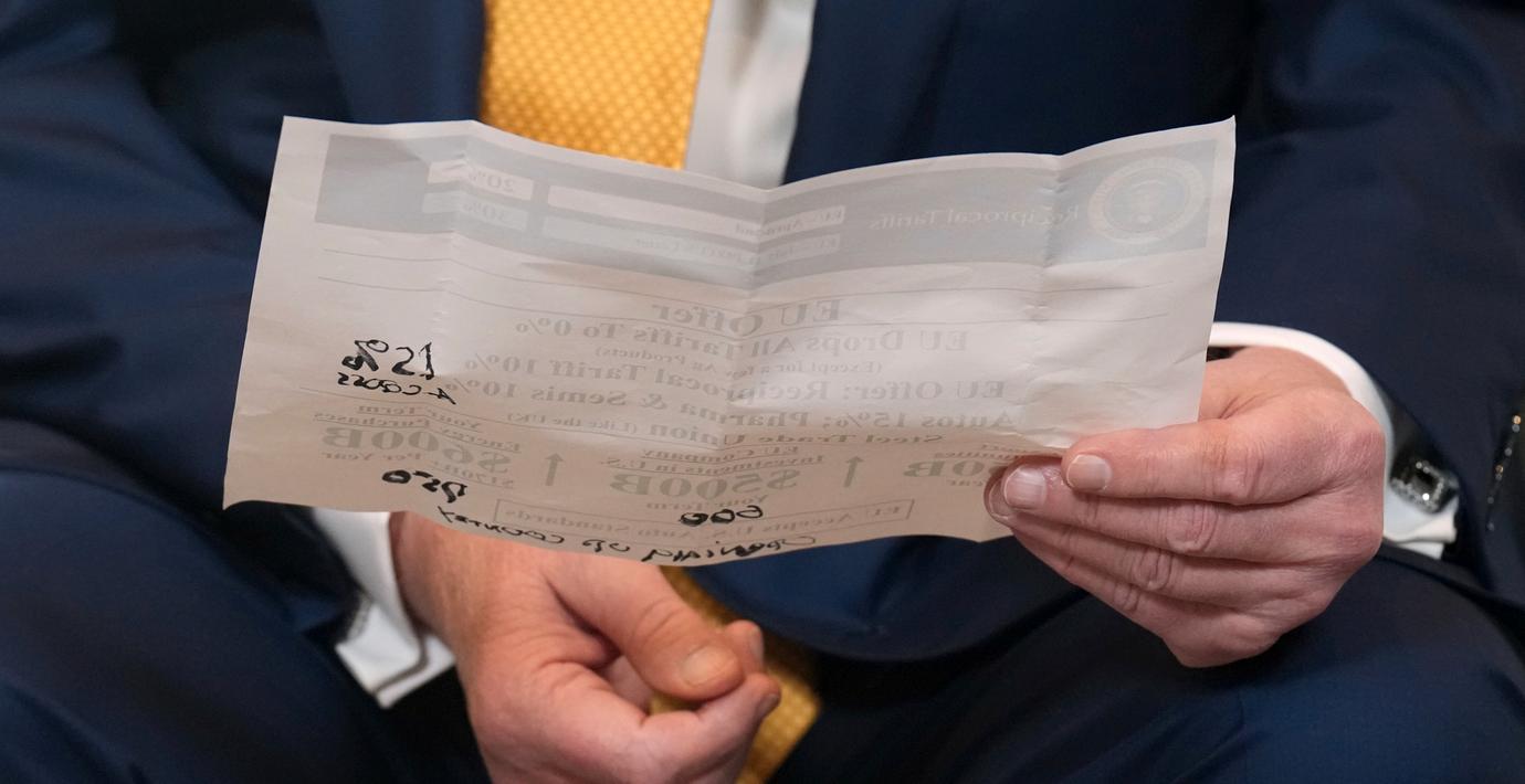 Pappret som Trump läste från när han mötte von der Leyen i Skottland. 