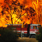 Ozonhålet över Antarktis och bild från skogsbrand i Australien.