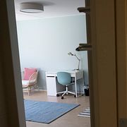 Genrebild på en korridor och ett rum på ett HVB-hem.