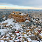 Snö över Akropolis i Aten i mitten av januari. Grekland är ett av de länder som drabbats av kyla, vilket ställt till det för grönsaksproduktionen.