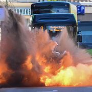Bombtekniker genomför en kontrollerad detonation av den misstänkta handgranaten som ligger i bussfilen på Amiralsgatan i centrala Malmö på fredagen.