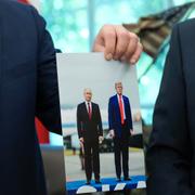 Trump som stolt visar upp ett foto på honom och Vladimir Putin. 