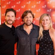 Regissören Ruben Östlund tillsammans med skådespelarna Kirsten Dunst och Daniel Brühl. 