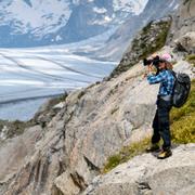 Den Schweiziske fotografen David Carlier fotograferar en glaciär i hemlandet. 