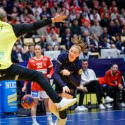 Sveriges Sofia Hvenfelt gör mål under söndagens bronsmatch i damernas handbolls-VM mellan Sverige och Danmark i Jyske Bank Boxen i Herning. 