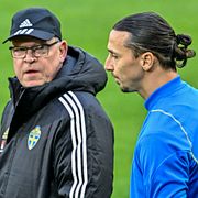 Tidigare förbundskapten Janne Andersson och Zlatan Ibrahimovic under herrlandslagets träning 2023.