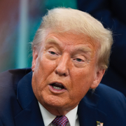 Rökmoln i Doha efter attacken / Donald Trump