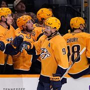 Filip Forsberg firar sitt mål tillsammans med lagkamraterna i Nashville Predators.