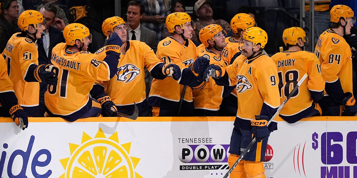 Filip Forsberg firar sitt mål tillsammans med lagkamraterna i Nashville Predators.