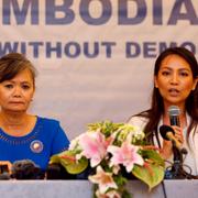 Vicepresidenten för oppositionspartiet CNRP Mu Sochua (t.v.) och partiets utrikespolitiska talesperson Monovithya Kem (t.h.) 