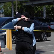 Sörjande människor och nedlagda blommor utanför Islamic Center of San Diego den 19 maj 2026.