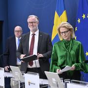 Arbetsmarknads- och integrationsminister Johan Pehrson (L) presenterar regeringens reformering av arbetslöshetsförsäkringen tillsammans med finansminister Elisabeth Svantesson (M), Magnus Persson (SD) samt Magnus Jacobsson (KD). 