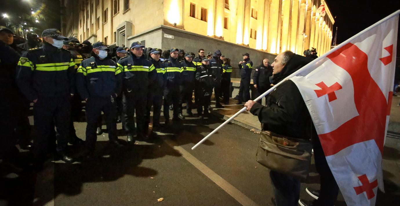 En demonstrant utanför parlamentsbyggnaden i Georgien.