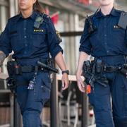 Två kvinnliga poliser patrullerar i stockholmsförorten Hässelby Gård. Arkivbild.