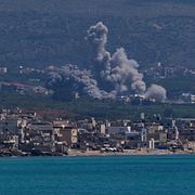 Rök stiger efter en iransk attack mot södra Libanon.