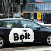 Bolt-taxibil vid Sergels torg i Stockholm.