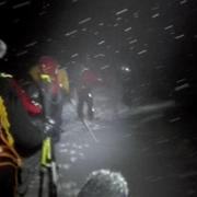 Räddningsarbetare på skidor, på en bild som distribueras av nyhetsbyrån AP.