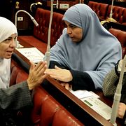 Azza el-Gharf (vänster), en av Frihets- och rättvisepartiet kvinnliga medlemmar.