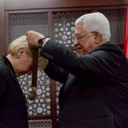 Margot Wallström (S) får en medalj av Palestinas president Mahmoud Abbas i staden Ramallah i december 2016.