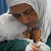 Hayat Al-Aqleh kramar om sin 18 månader gamla son Ali på ett sjukhus i Tyr i  Libanon.