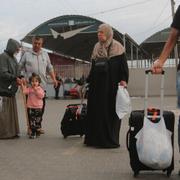 Människor anländer till gränsövergången i Rafah den 13 november 2023. 