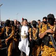 Huthiledaren Mohammed Ali Al-Houthi anländer till protester mot USA:s attacker.