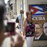 Ett plakat med Kubas ledare Raul Castro och USA:s dåvarande president Barack Obama.