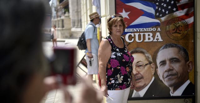 Ett plakat med Kubas ledare Raul Castro och USA:s dåvarande president Barack Obama. YURI CORTEZ / AFP