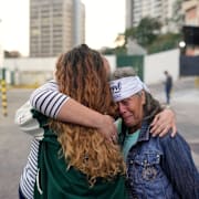 Anhöriga som fått upp hoppet väntar utanför fängelse i Venezuela. 