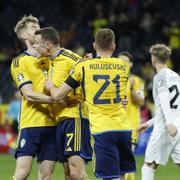  Sveriges Viktor Claesson jublar med Dejan Kulusevski efter 1-0-målet. 