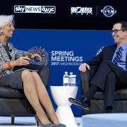 USA:s finansminister Steven Mnuchin med IMF-chefen Christine Lagarde sent på lördagen.