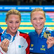 Danmarks Jeanette Ottesen med silvermedalj och Sveriges Sarah Sjöström med guldmedalj efter finalen 50m fjärilssim i kortbane-EM i Netany år 2015.