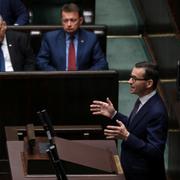 Polens premiärminister Mateusz Morawiecki talar när Förintelselagen debatteras i parlamentet på onsdagen.