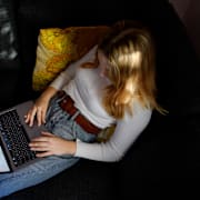 En ung kvinna söker jobb.