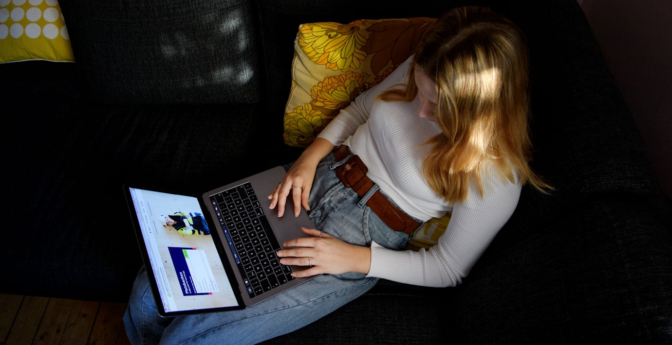 En ung kvinna söker jobb.