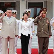 Kim Jong-Un bredvid sin dotter Kim Ju-ae. 