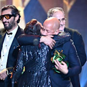 Fares Fares och Tarik Saleh tar emot priset för bästa film under Guldbaggegalan på Cirkus i Stockholm. 