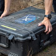 Utrustningslåda med Starlinks logotyp, illustrationsbild. Bilden är tagen i Litauen.
