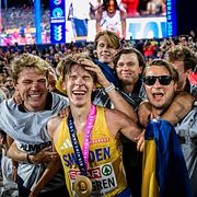 Andreas Almgren firar med grabbgänget från Sollentuna.
