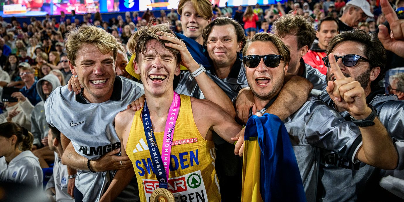 Andreas Almgren firar med grabbgänget från Sollentuna.
