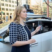 Transportminister Sean Duffy, till höger, talar med Waymos Anne Dorsey.