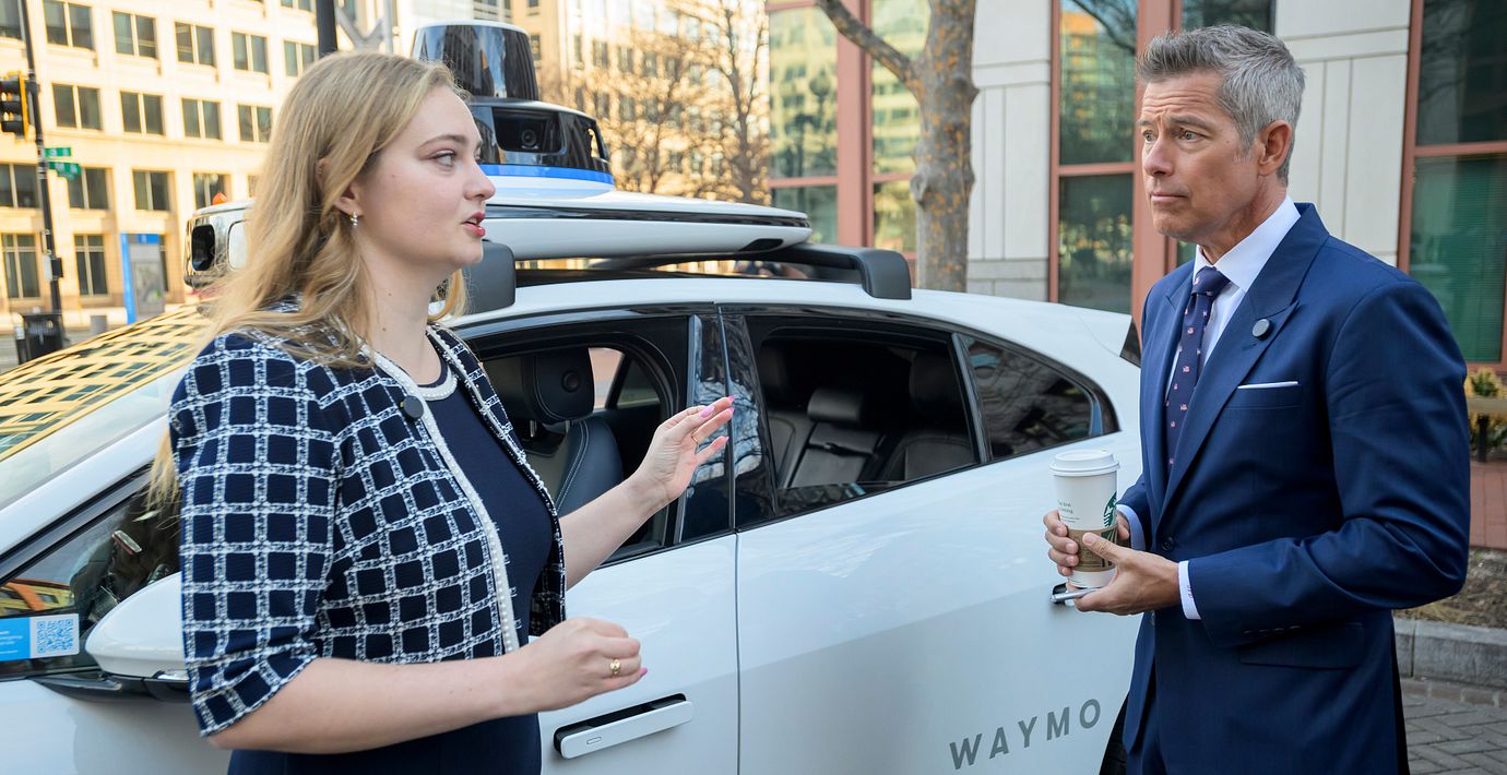 Transportminister Sean Duffy, till höger, talar med Waymos Anne Dorsey.
